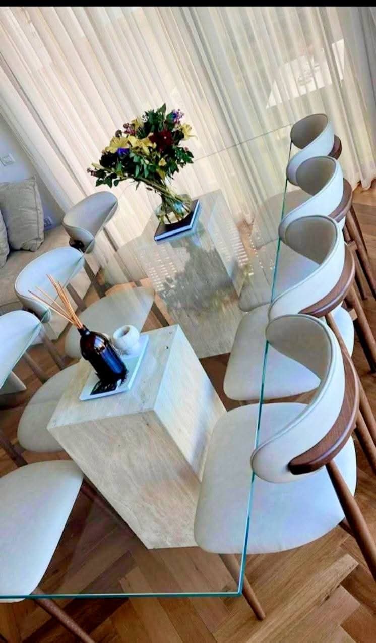 שולחן אוכל עם כיסאות 